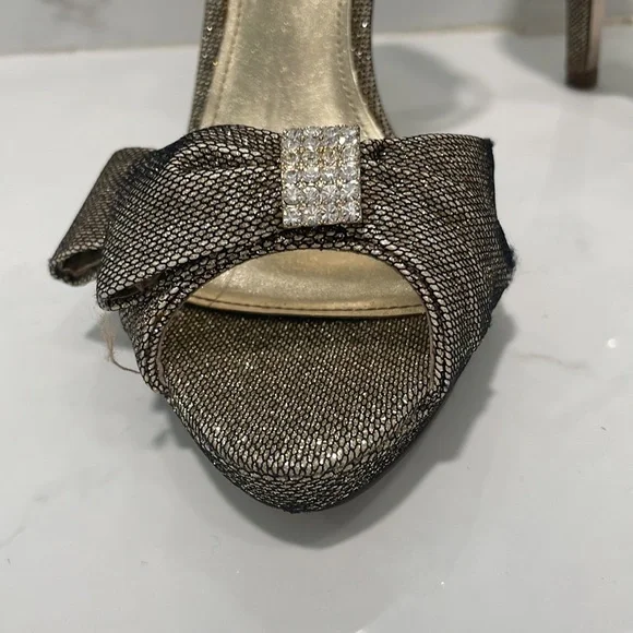 Sparkly Gold and Black Pumps - Picture 4 of 10